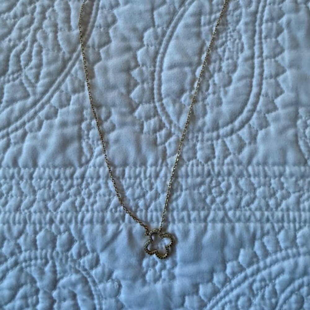 fas necklace with flower clover pendant